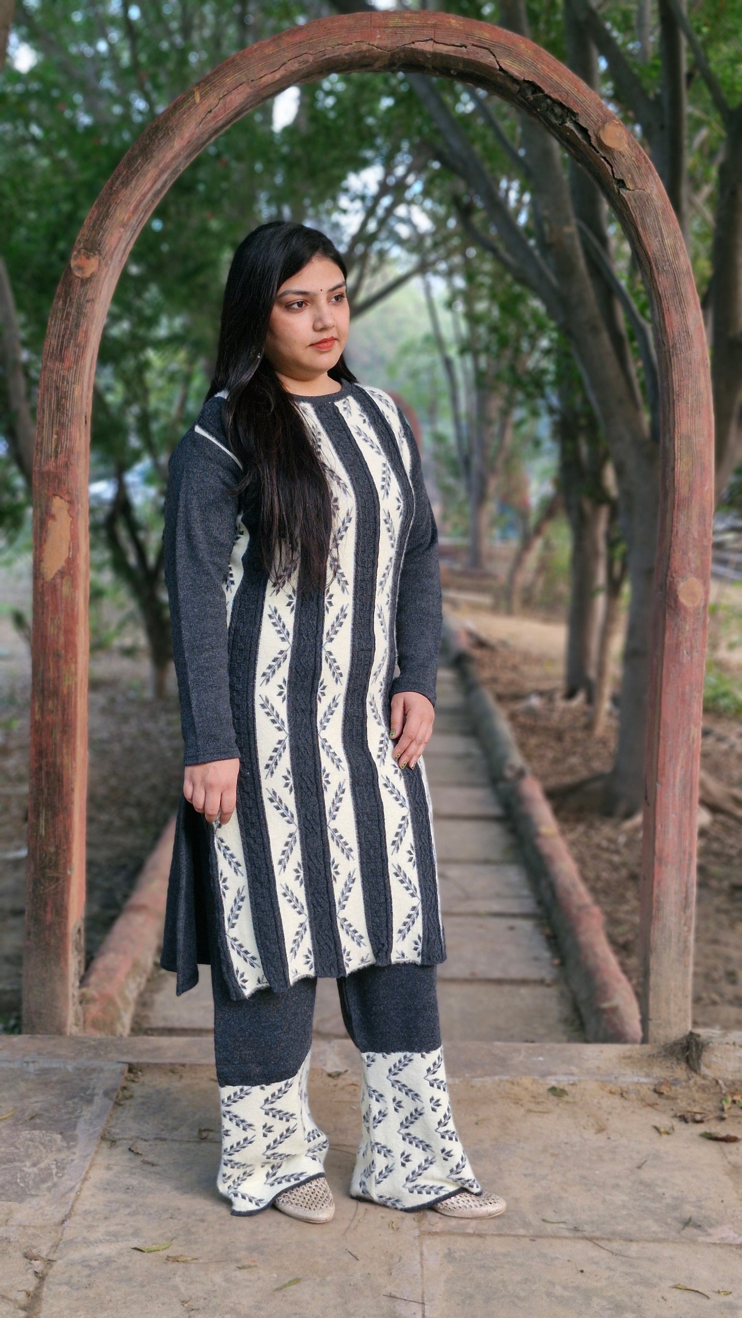 Elegant Woolen Suit in Grey and White